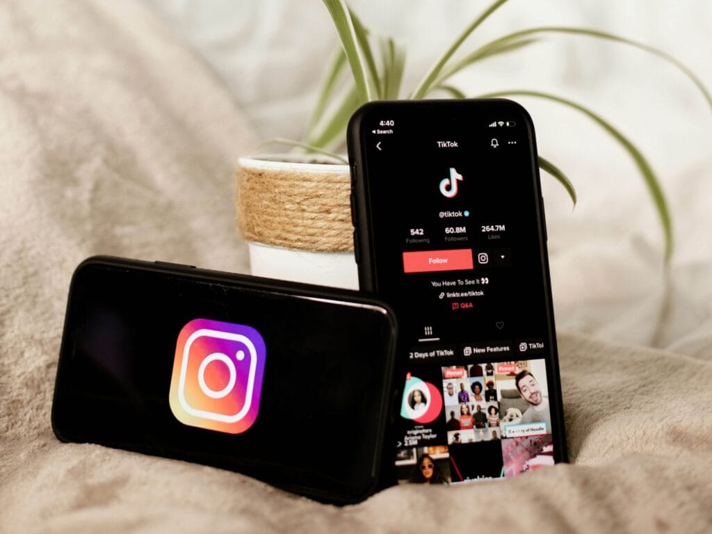 Vreels App Interface Showing Reels, Pix Pouches and Chat Features